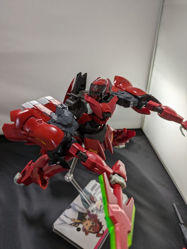 イフリートモード                ダリルバルデ紅が使える強化モード。       スペックが2倍になる代わり、3分以上つかえばオーバーヒートしてしまう。クリムゾン・ビーム・カリバー             ダリルバルデ紅の武装の一つ。          いつもは逆手持ちだが、イフリートモードになると、剣のように持つ。(ただのロマン)