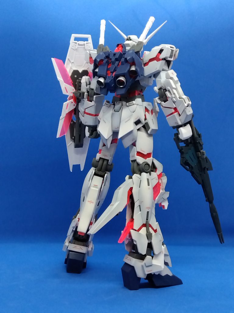 変形に影響が出ないようにできる限り足を短くして、機体はプレシェードを吹いてから機体色を乗せ、ABSとクリアパーツ以外も塗装。···したのですが。写真だとこのくらいだとビミョー過ぎて伝わらないんだなと勉強になりました。ちょっとウルサイかな？くらいの方がやはり良く写るんだなと。光源の違いや肉眼との違いって難しいですね。プロの方を改めて尊敬します。