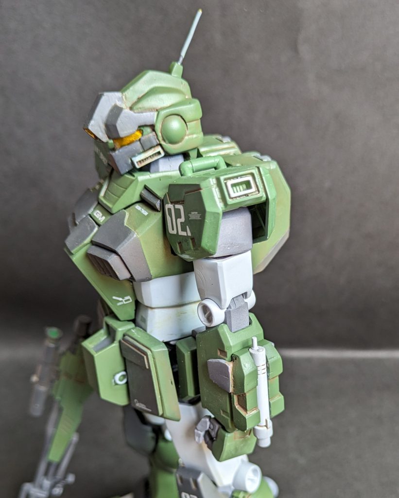 頭部は過去作のジムを100均で買ったおゆまるで型取りし、エポパテを押し付けたモノを芯に更にパテ盛って成形。腕の固定式ビームサーベルはラックをプラ板、プラ棒で造り取り外し式に。