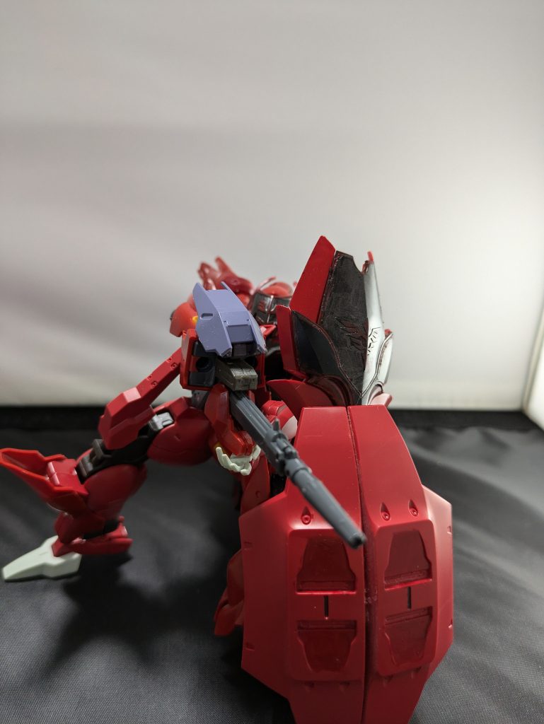 クリムゾン・シールド×2            バックパックと左肩にある大型の盾。ビームくらいなら余裕で弾ける。クリムゾン・ブースターと合わせて地面に置くこともできる。