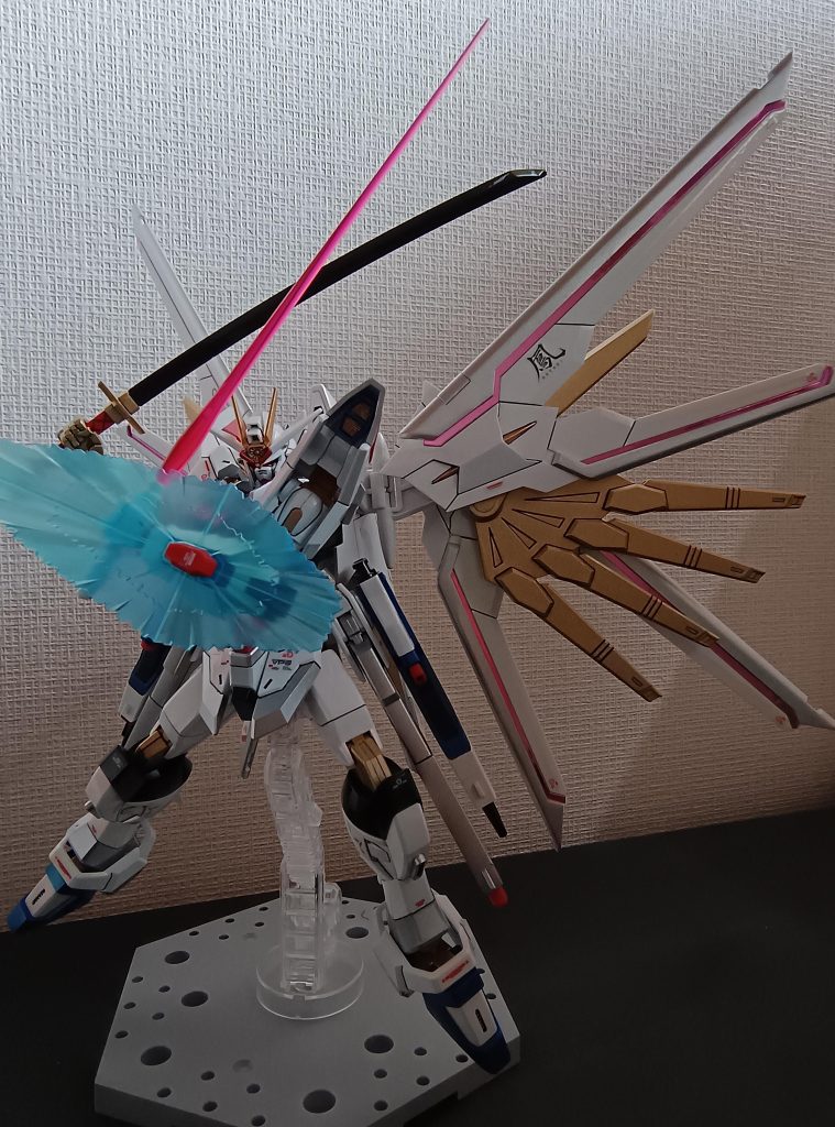 ポーズ、画角が決まってるけど写真が暗い。