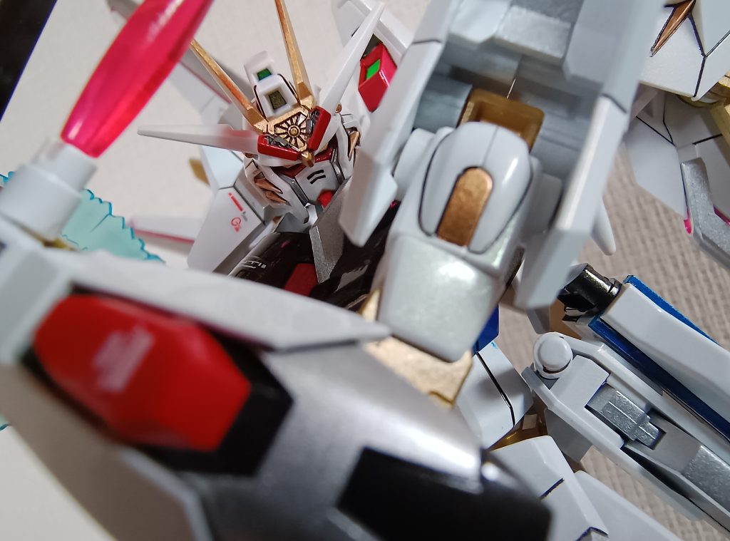 ディスラプターは筆塗りというか爪楊枝でツンツンしました。(グレー部分)