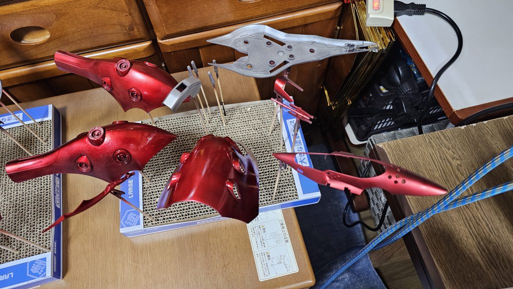 バインダーはムラがエグすぎて三回ほど塗り直しています。パーツがデカすぎて1回に全部塗れなくてかなり時間がかかりましたw