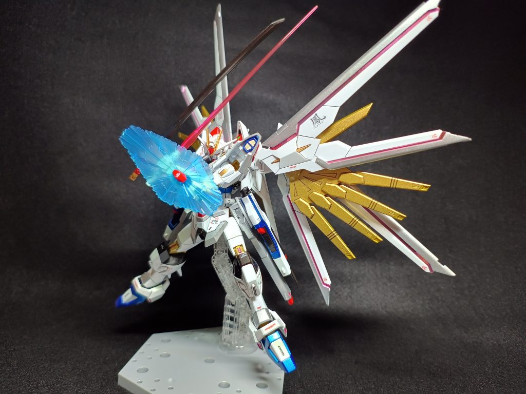 このポーズカッコイイけど撮影がイマイチ。全体を入れようとするとボケボケに。 映画館で初めて見たときロロノア・ゾ…?とか思っちゃいました。斬撃が飛びそう。