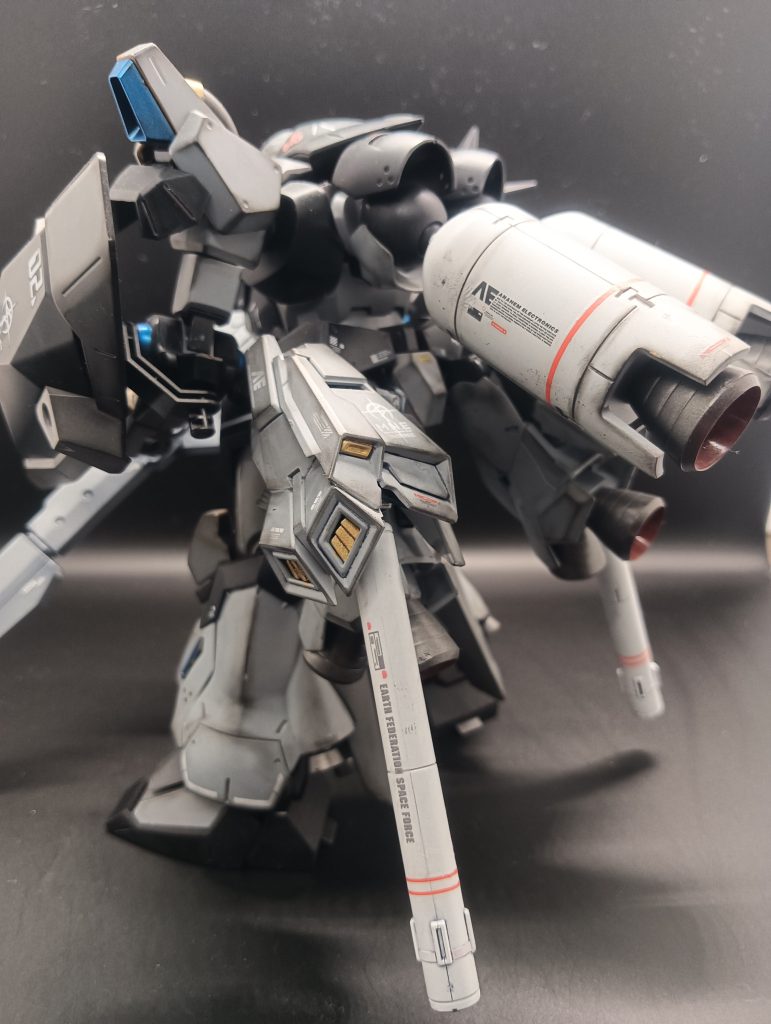 バーニア部にはハイゴックの腕につけるミサイルと、シナンジュスタインの足等のパーツを組み合わせて作ってみました😁