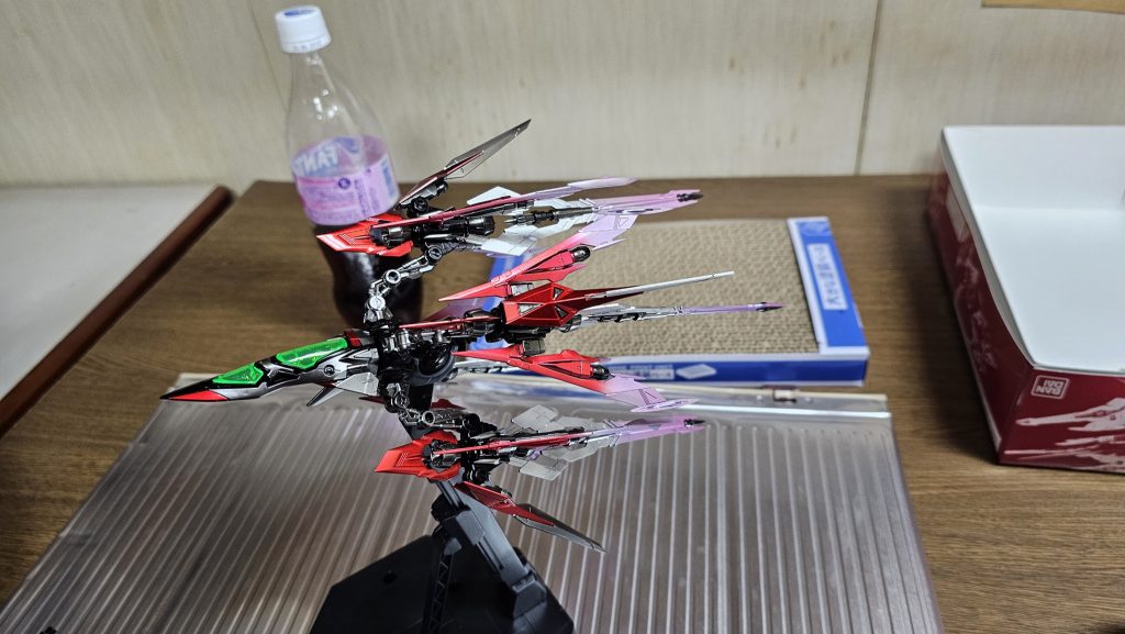 実は組み立て終わってから窓ガラス1つつけ忘れたことに気付き「うわぁぁ~~⁉」ってなりましたwメッキシルバー1回吹きは下地の黒がかなり残る光沢シルバーで煤がついた鉄っぽい色になり割りと好きです。値段が高いのがネックですねw