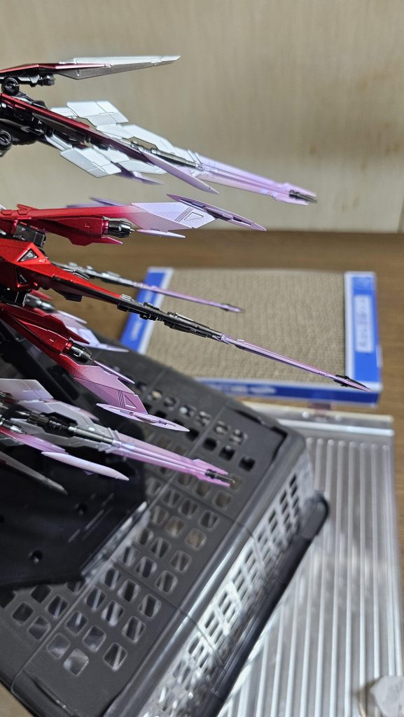 昔画像で見たグラデーションのある塗装がやりたかったので挑戦してみました。プリズムは光の角度以外でも溝の有無でも色が変わるのでとてもいいです。