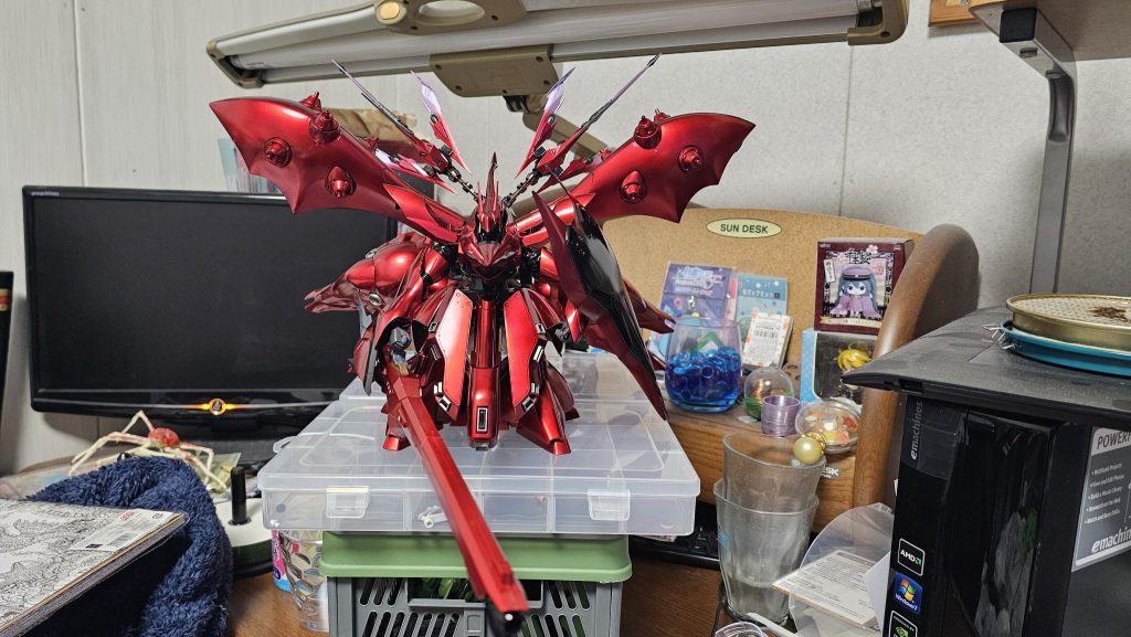 今回のはタイプBにあたり、没になったタイプAがこちらです。マニューバはそのまま、お尻に被さるようにバインダーが付くデザイン。ロングライフルは手持ちです。