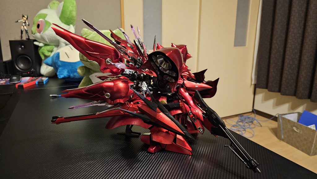 バックパックはMGアストレイブルーフレームDのものを加工して装着。サイドにはロングライフルと付属のサブシールド。ライフルはメガミデバイス、ランチャーのものを塗装して使用。