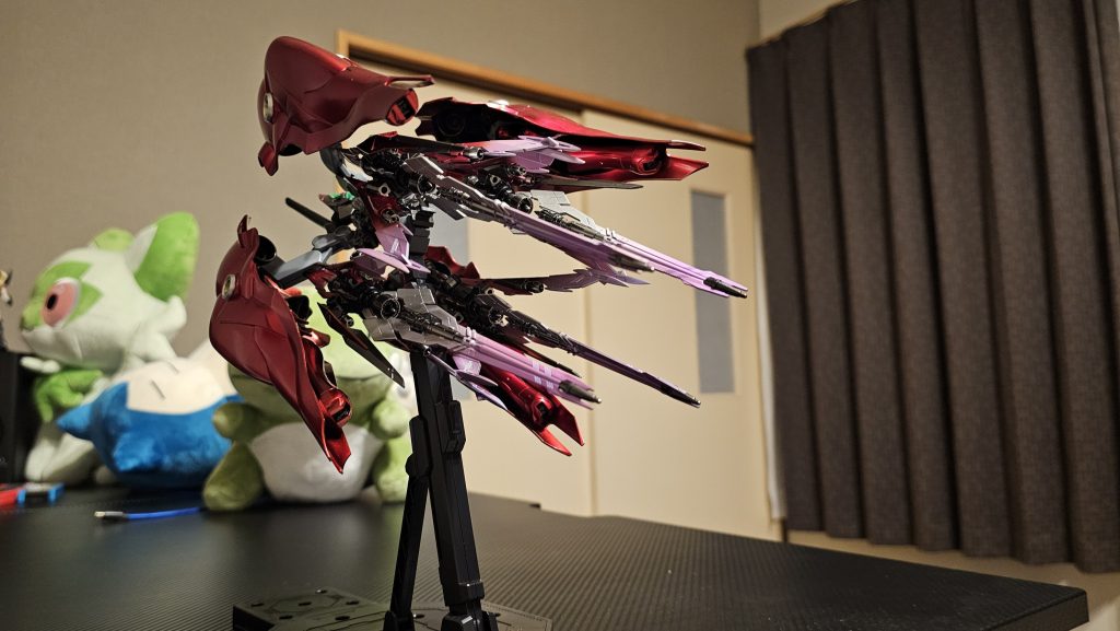 クリアレッドのキャンディ塗装をメインにマニューバはシルバー、先端部分をプリズムカラーのピンクブルーで塗装。見づらいですがストライカー本体と噴射孔はプレミアムメッキシルバーの1回吹きで塗装してます。