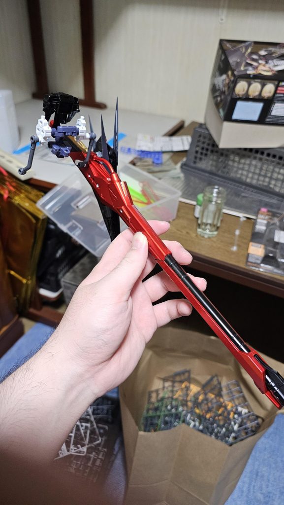 結局ライフルは腰元に。普段は刀のように腰にさしていて、使用時はフリーダムっぽい撃ち方が出来ればと。左右対称にしようかと思いましたがこれ以上ゴテゴテするのはと思い、やめましたw