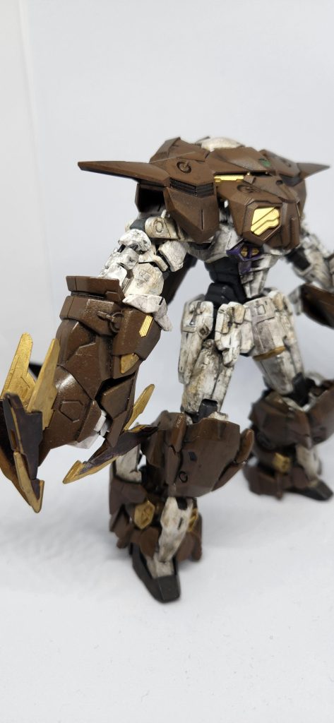 唯一の難点は肩のアーマー・バーニア兼大型クローの変形ギミックで、ワイヤー2本を寸法指定なく自力で巻き付けなきゃならんとこ。