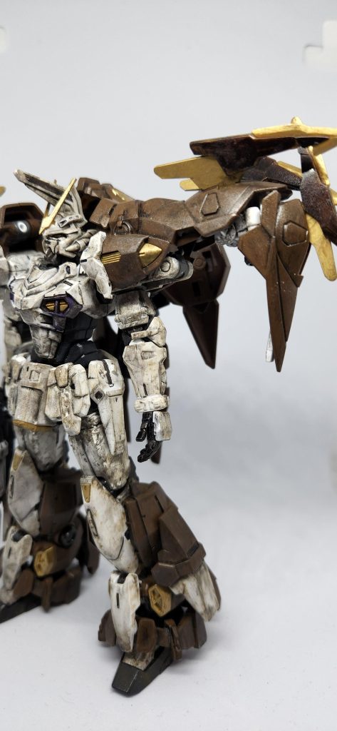 「せ、性能は!?」「割りと化け物だぜ。コイツの特徴は近接格闘用の接近戦モードで、見た目がゴロッと変わり更に接近戦モードでは水中に強く、距離も場所も問わない万能機だ」「素晴らしい……」