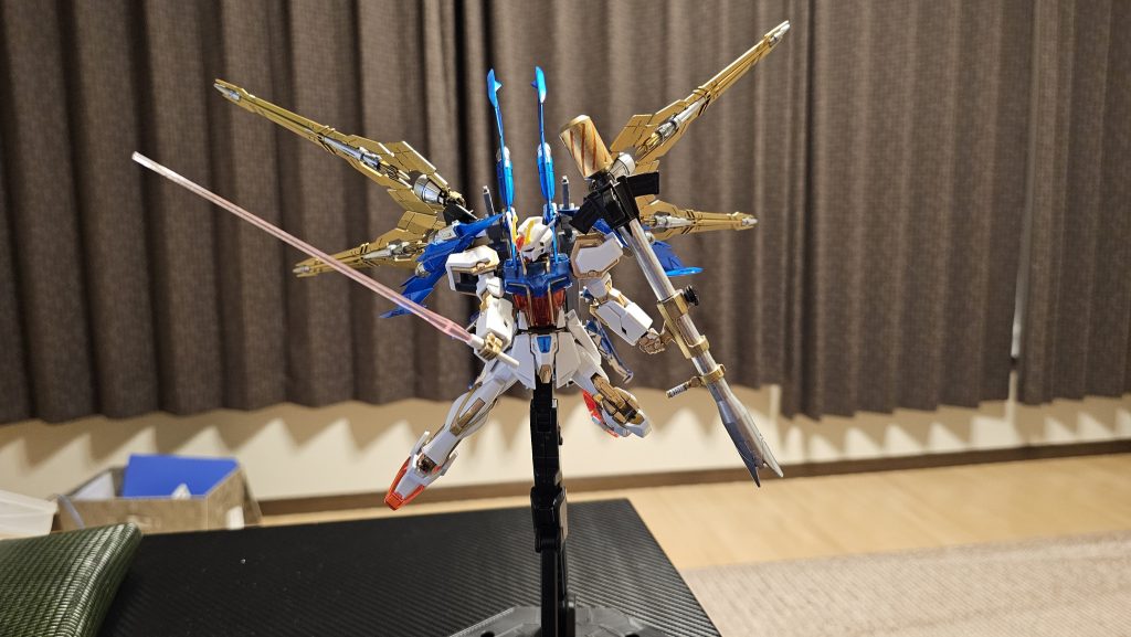 マニューバは後ろに畳んでいますが左右に展開も出来ます。初めは片翼にして4枚羽みたくするのも考えてました。