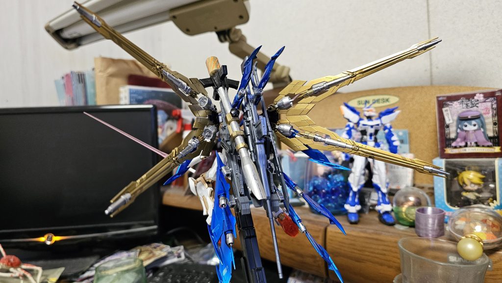 背部にはウエポンラック、武装はスナイパーライフル、薙刀、バズーカの3種類。ラックは境界戦機のマルチジョイントフレームとフレームアームズのお手々ハンマーの柄の部分2つを組み合わせて作成してます