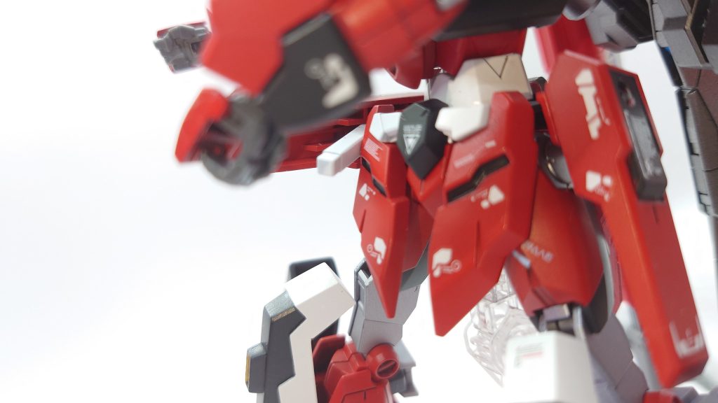 ライトニングガンダムのサイドアーマーを使用し、ビームサーベルを格納