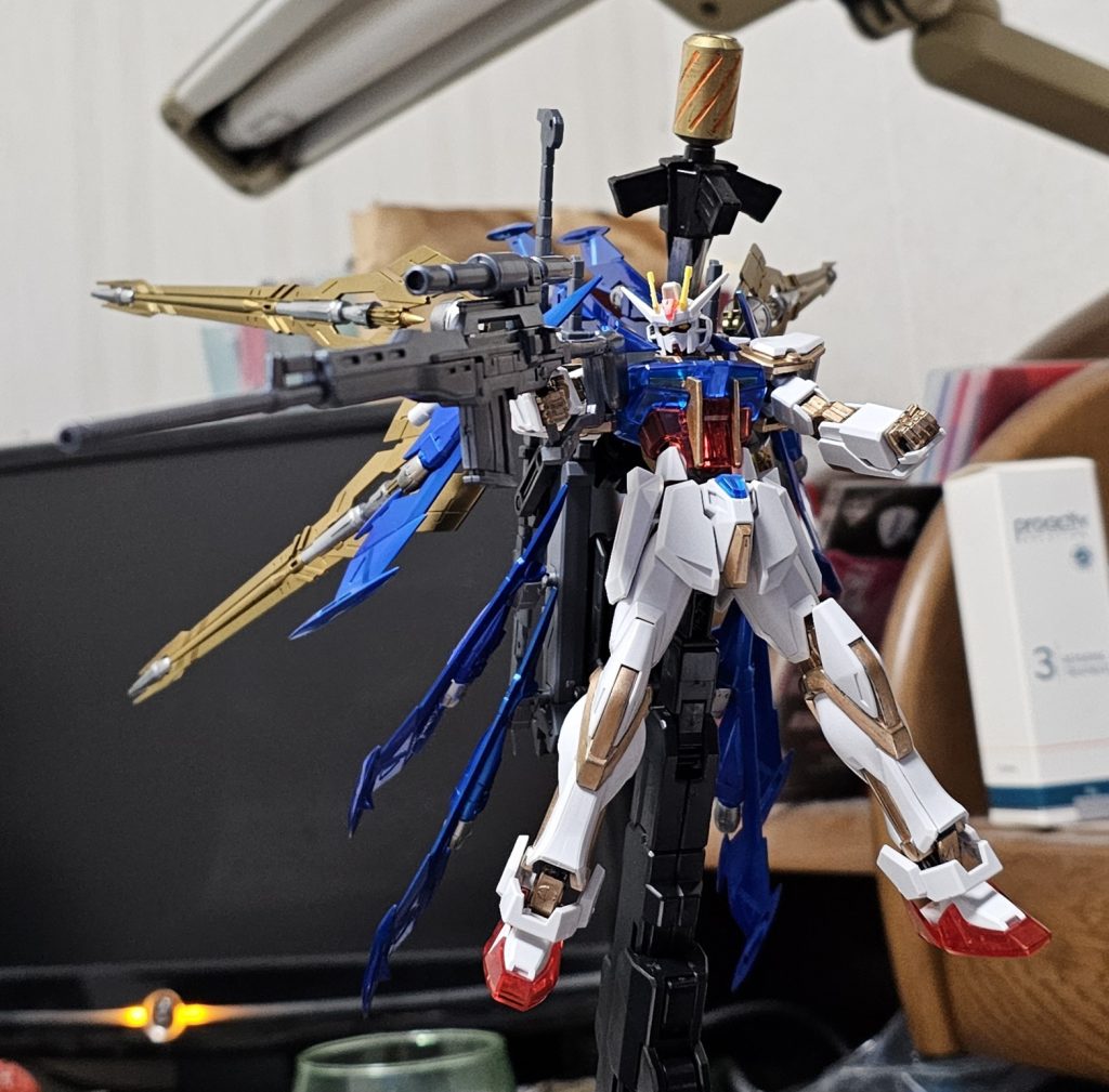 スナイパー装備、ストックが邪魔して両手持ちが出来ないので気合いで片手撃ち。