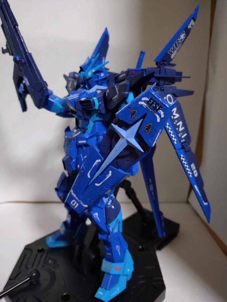 白のデカールを貼って、ちょっとメリハリつけたいと感じて、色んな種類のデカールを組み合わせました。