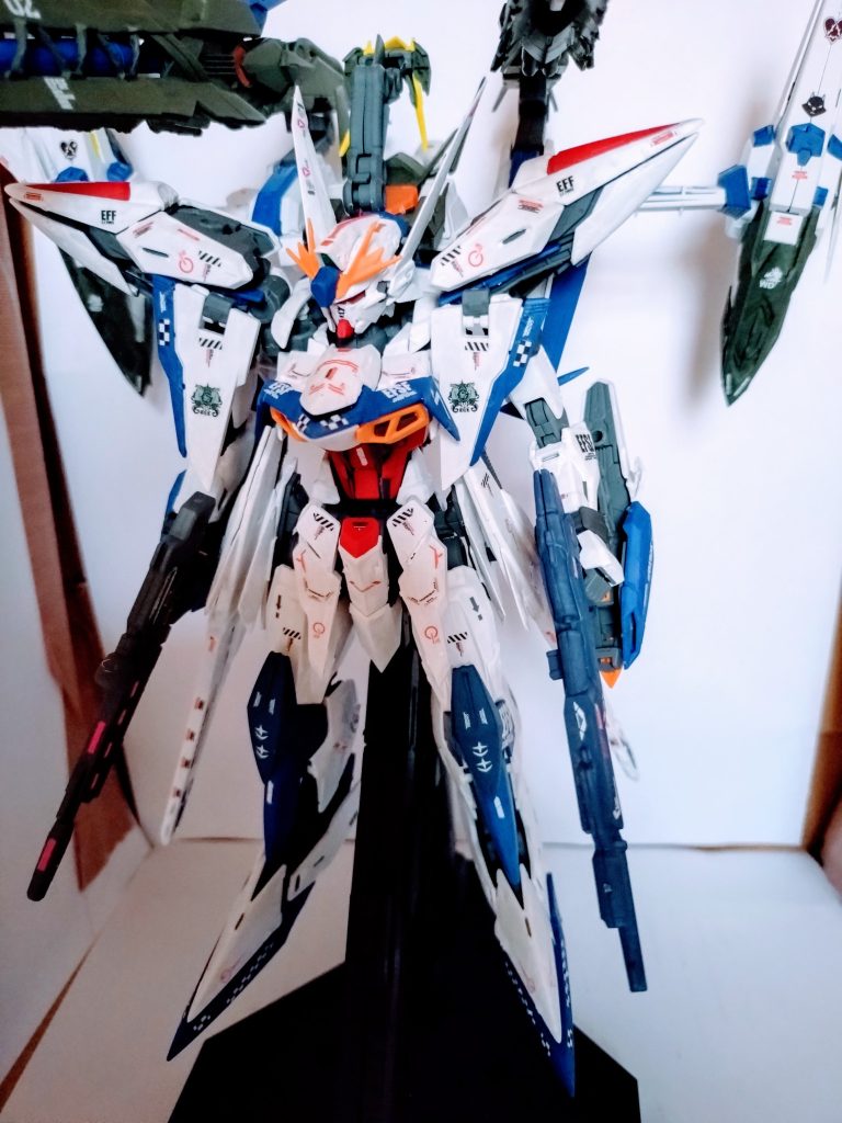 ビームライフルは、他のガンプラで作成した余剰パーツを使ってます。デカール貼りも大変でしたが、このモデルはボリュームがあるので、完成した時の満足感は、他のガンプラには無いのかもしれません。