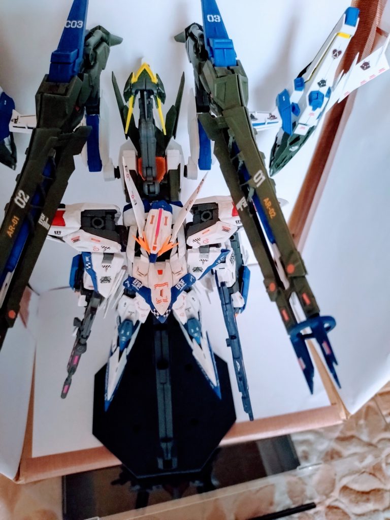 エクリプスガンダムのライジン装備は、パーツが多いので、塗装とか色々大変でした。