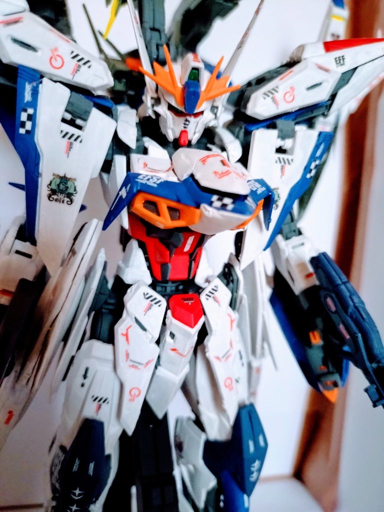 カラーは原作に忠実？に再現して、デカール貼りと、トップコートのツヤ消しを吹き付けてという感じです。