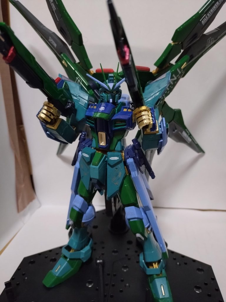 やはり筆塗りは、ムラが出て、何度か重ね塗りしないと綺麗になりませんね。デカールも好きなデザインを勝手に貼り付けて、統一感はありません（笑） ガンスタも見ていただけでしたが、色んなガンプラ作っているので、これから投稿していきたいです。 