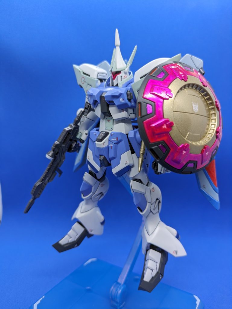 素立ち。デカールはRBコーションデカールの02レッド&グレーを主に使っています。左肩にコンパスのエンブレムのシールを貼りましたが、色の都合でほとんど見えません…台座はガンダムベース限定のSeed Freedomのアクションベース7を使用しています。