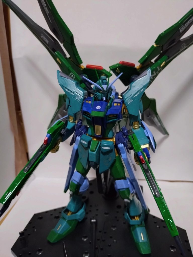 クレオスのグリーンと、エアリアルグリーン、ソードストライクブルー、フリーダムガンダムブルーをメインに使ってみました。