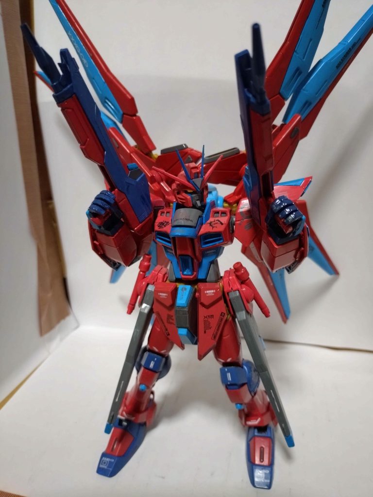 撮影ブース？が特に無いので、ダンボールに白のコピー用紙を貼り付けて作成。ガムテープ見えてカッコ悪い（笑） 