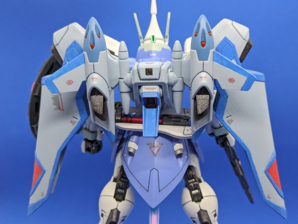 宇宙用のボレロS。素組みだとほとんど色分けされておらず、合わせ目も出るのでちゃんと作るとかなり大変です。あと、これのせいで背中が重く、ベースなしだと後ろにコケやすいです。