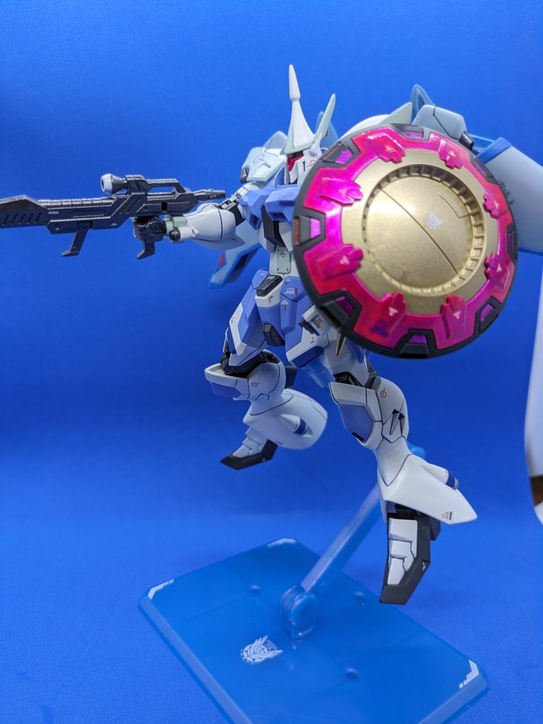 MMI-M635D ビームライフル。スコープ部分の合わせ目を消した後塗り分けました。スコープのセンサー部分は本来メタリックブルーっぽい色ですが、間違えてメタリックピンクで塗装してしまいました。違和感はないのでそのままです。ギャンにビームライフルはやはり違和感あるので、一生右腰にマウントしておきます。