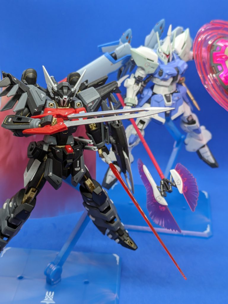 以前組んだブラックナイトスコードシヴァと。大きさはほぼ同じですが、バックパックのせいかギャンのほうが大きく見えます。ご覧いただきありがとうございました。