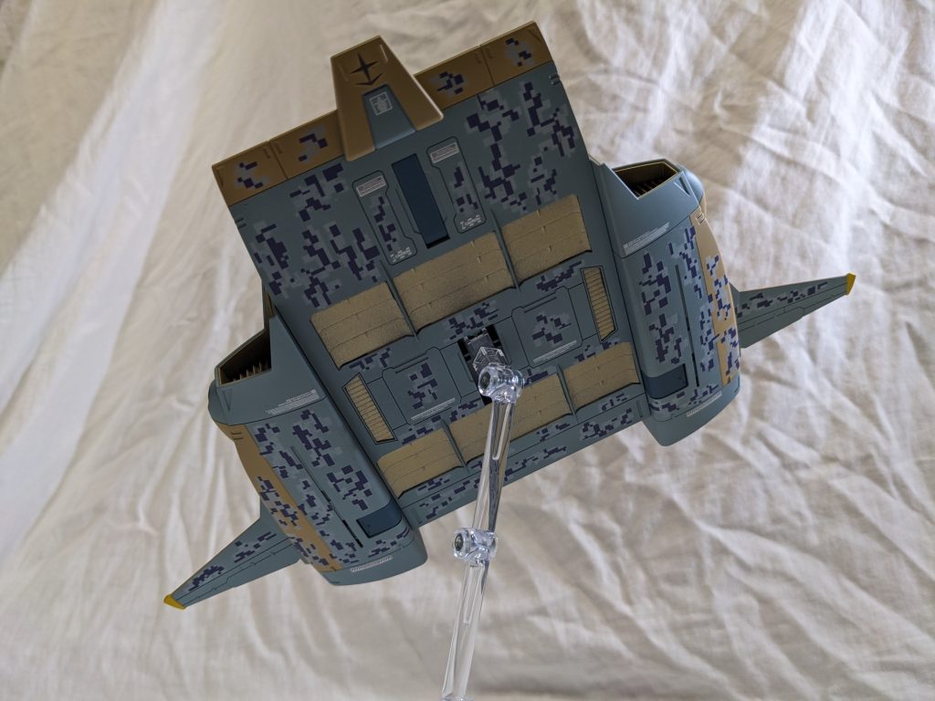 地上から見上げたときに砂漠迷彩が飛んでたら逆に目立つと思い、上下ツートンカラーのツートン迷彩にしてみました。