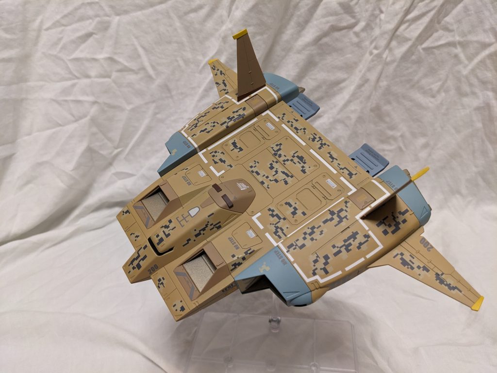 翼と尾翼の先端を黄色のアクセント