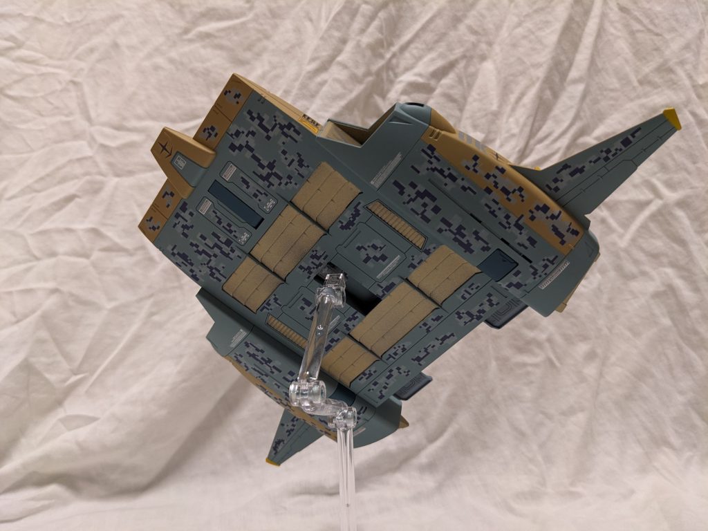 機体底面は色を変えて空色をイメージ。