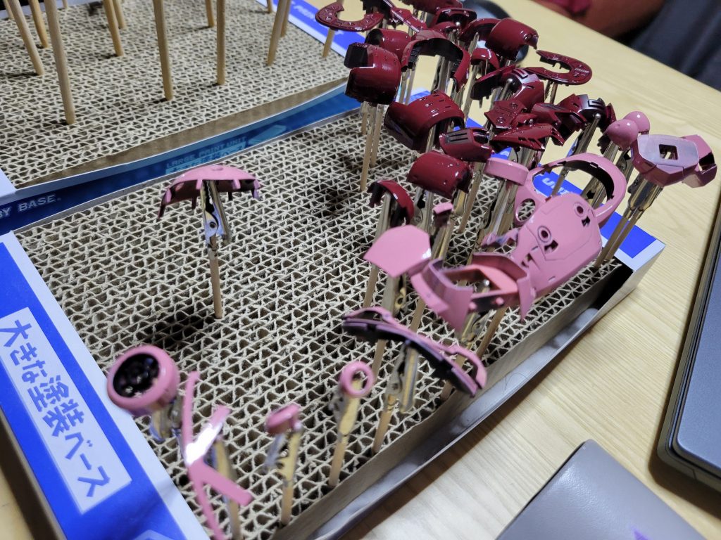 メイン色を筆塗りした時の写真この時はだいぶ派手なピンクでしたがつや消しと軽い汚しでイメージ通りの落ち着いたピンクになりました。