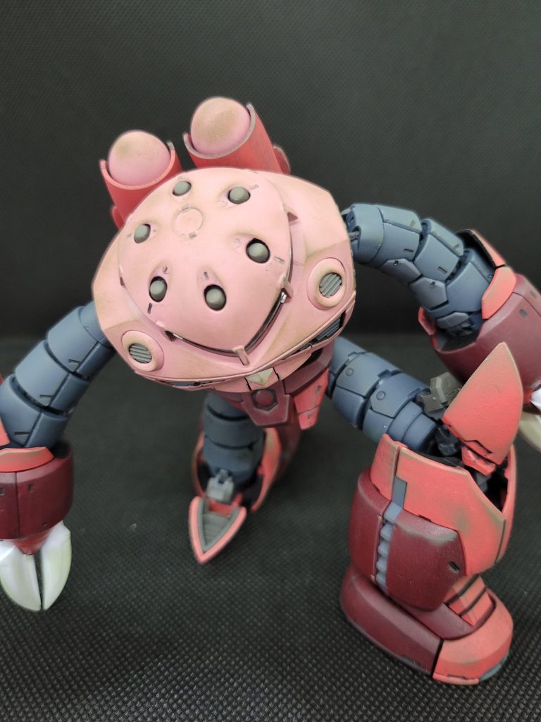 ズゴックのゆら〜っと立ち上がる感じのポーズ。正直RG特有のアドヴァンスドMSジョイントがポージングさせる際にふにゃふにゃしてとても苦戦しました。世間的にあんまり評価高くない理由がよくわかりました。