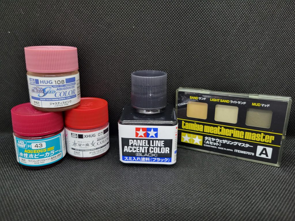 使った色はこんな感じです。ピンク→ジャスティスピンク濃い赤→ワインレッド(マルーン)赤→ダリルバルデレッド後はスミ入れに使ったエナメル塗料と汚し部分のウェザリングマスターです。ジャスティスピンクを使ったのはあの映画の影響ですね笑