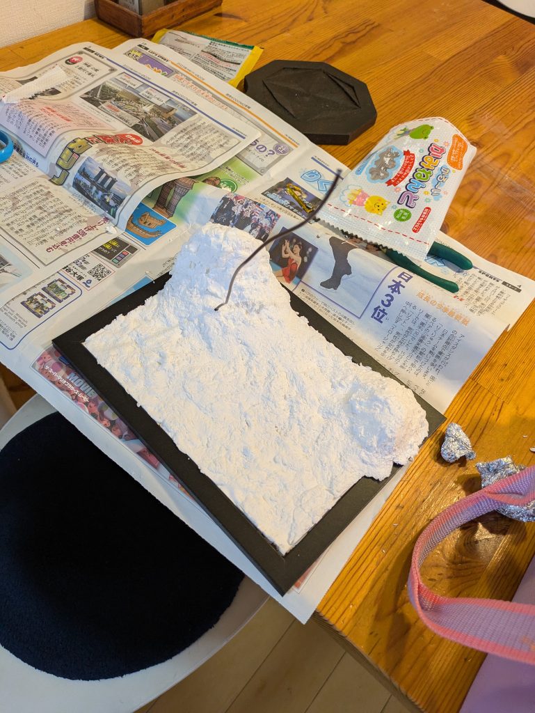 紙粘土で火星を製作中