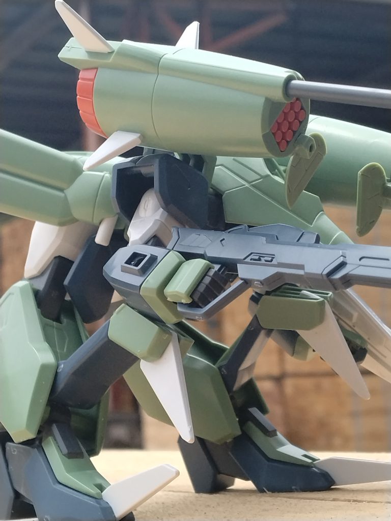 足のクローは敵を掴みビームサーベルで切り裂く