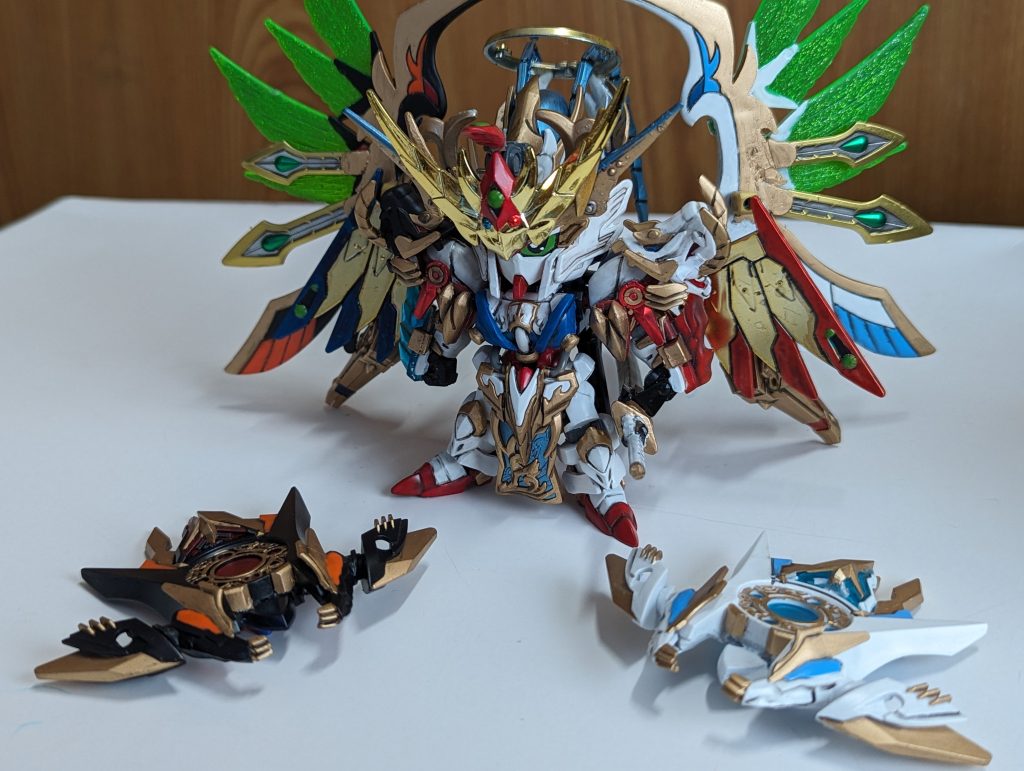 サポートメカ・白と黒の式神彼女は生まれつき呪いを身に宿し超人的強さを発揮するが、後にお告げにより彼女によって世界が滅びるという。月喰と日喰。 彼女は光と闇の力を吸収し、数年後に暴走。その後 太陽はその寿命を終えるらしい。過去に自害を試みるも刃の方が砕けた。私を終わらせてくれる者を探す旅をしている。というエピソード。