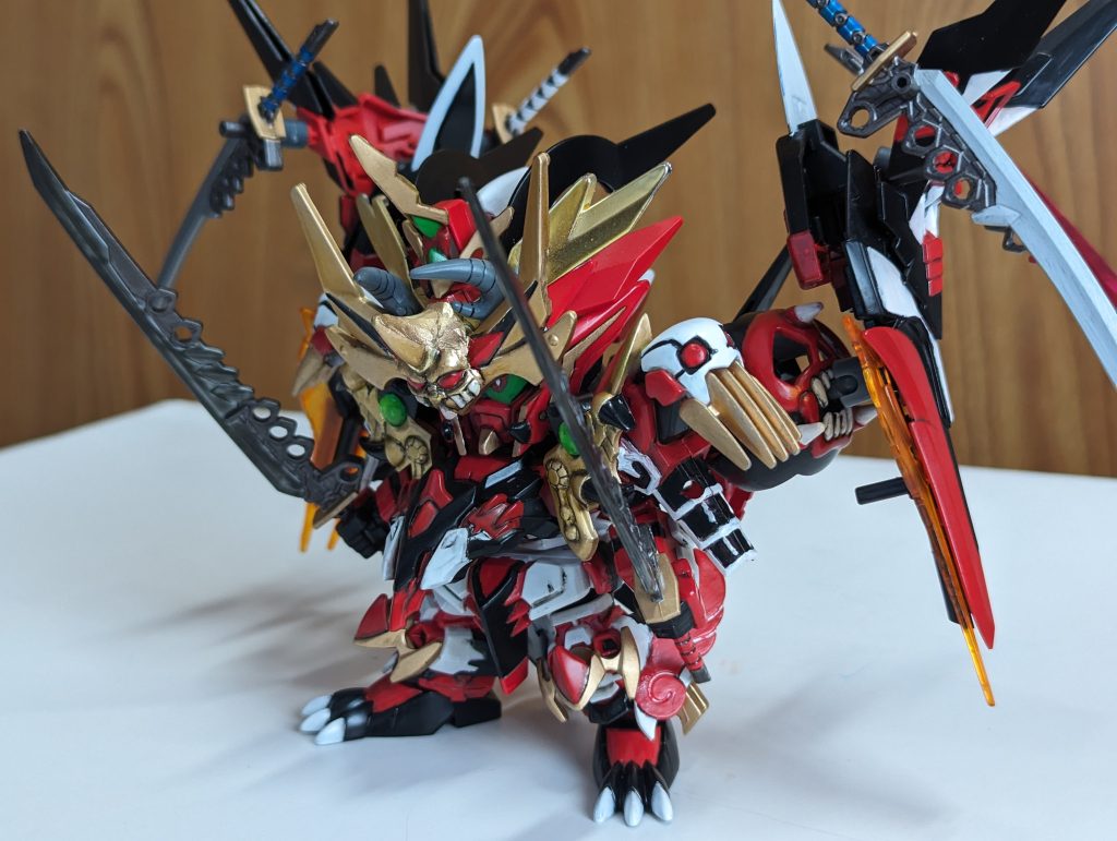 戦国アストレイや孫権ガンダムアストレイの刀。紅零斗丸。HGクロスボーンガンダム等のドクロ系の部品をチョイス