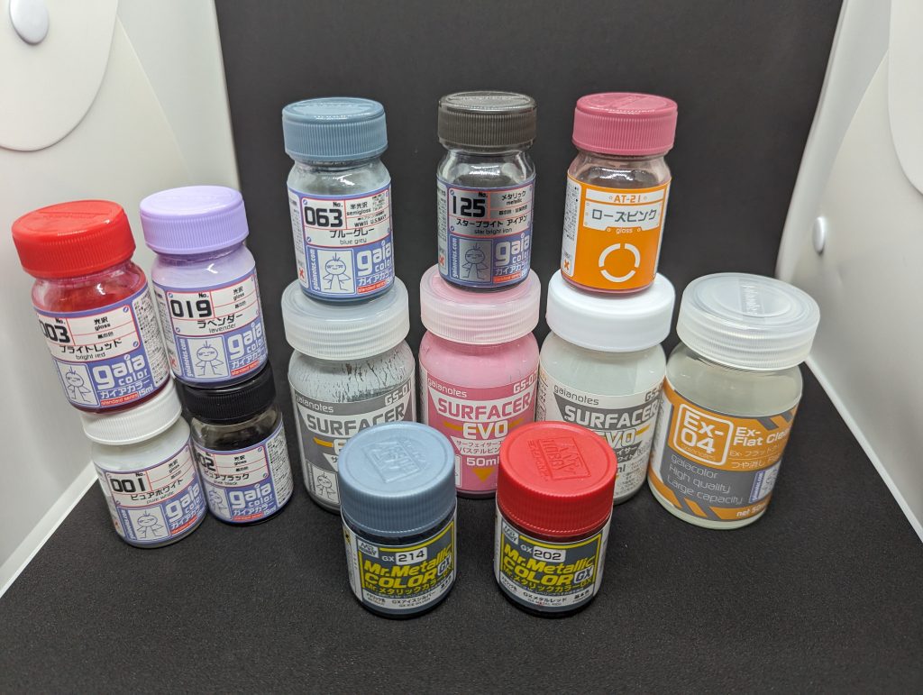 使用した塗料になります本体ピンク ボトムズカラーローズピンク本体赤 ガイアブライトレッド本体紫 ガイアラベンダー本体白 ガイアピュアホワイト本体黒 ガイアピュアブラックガナーウィザード、オルトロス砲 ガイアブルーグレーフレームカラー ガイアスターブライトアイアンオルトロス砲シルバー部分他 クレオスアイスシルバーオルトロス砲、グレネード他 クレオスメタルレッドサフ ガイアサフエヴォグレー ガイアパステルピンク サフエヴォホワイト仕上げ ガイアフラットクリアーex