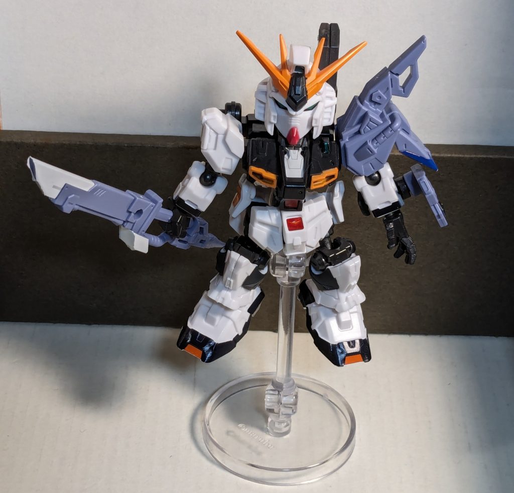 ソードストライカーと、左手はG3ガンダムのオプションパーツを付けています台座はガチャのバリアシリーズが、ぴったりハマりました。