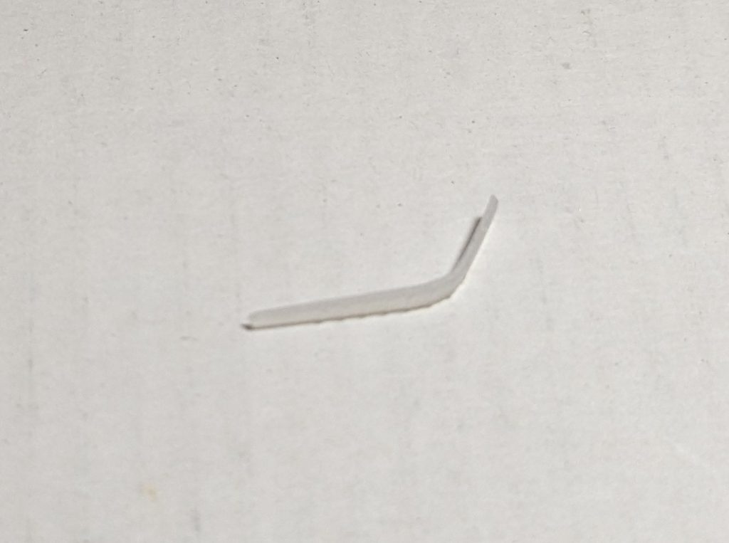 100均の結束バンドの先端を曲げて切ります