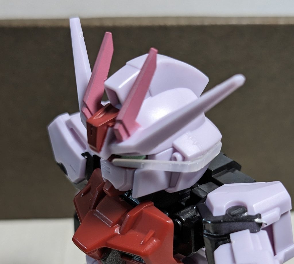 顔の側面に両面テープで貼り付け、マーカーで色付けしたら完成です