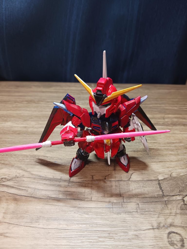 今回のイモータルジャスティスガンダムspec2は、シンではなく、アスランが乗ることを前提に作っています。武器は、ビームライフルとビームサーベルとビームブーメランシールドです。(設定では脚部にビームブレイド付いてます)。