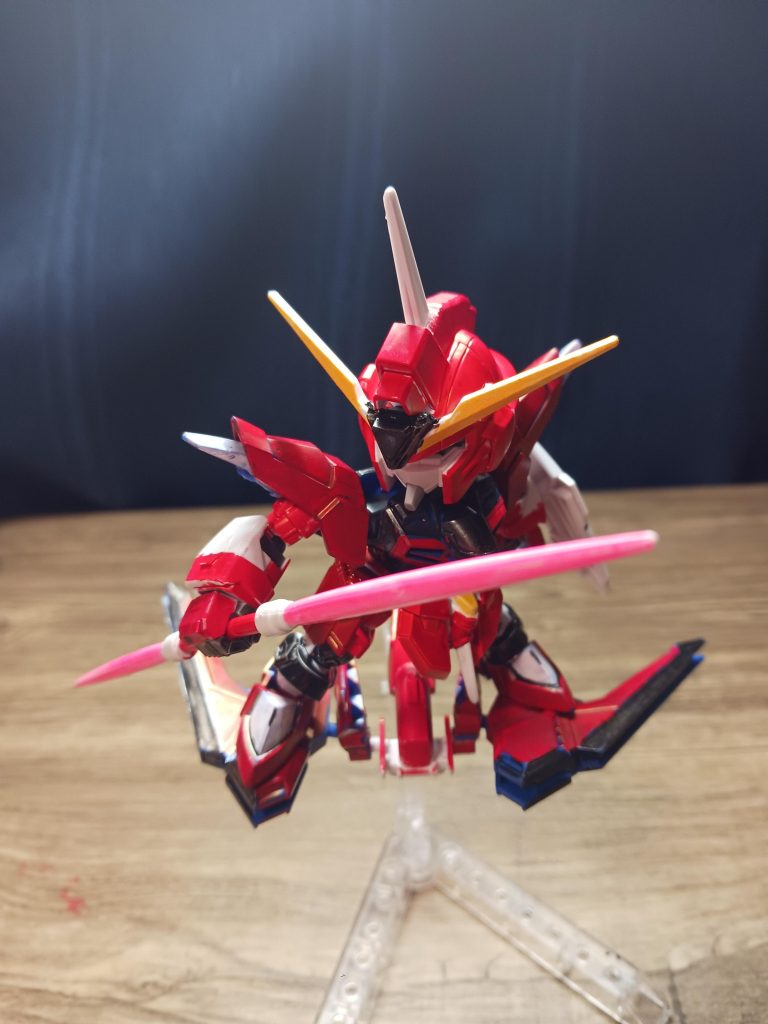 本機はイモータルジャスティスガンダムの設計データを元に造られ動力を、ハイパデュートリオンエンジンに変えられている。武器もビームブーメランからビームサーベルへ変更されている。元々はモビルアーマーを廃止していたが後に復活している。