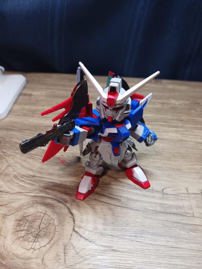 今回はブレードアンテナ、胸部のライン、アロンダイト、ビーム砲、ビームライフル(レールガン)を塗装しました。レールガンは、デスティニーの銃を加工しました。