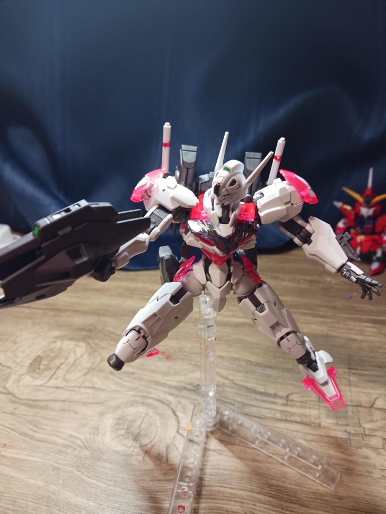 このルブリスはピンクの部分とグリーンの部分がクリアーになっています。その代わりにインモールドが入っていません。それ以外の変更はありません。(写真にはシールドが付いていません)